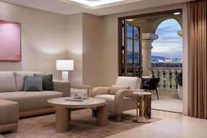 Luxury Patio Suite - Hearing Accessible - NEWLY REMODELED, NO RESORT FEES | Ropa de cama de alta calidad, colchones con acolchado adicional, minibar
