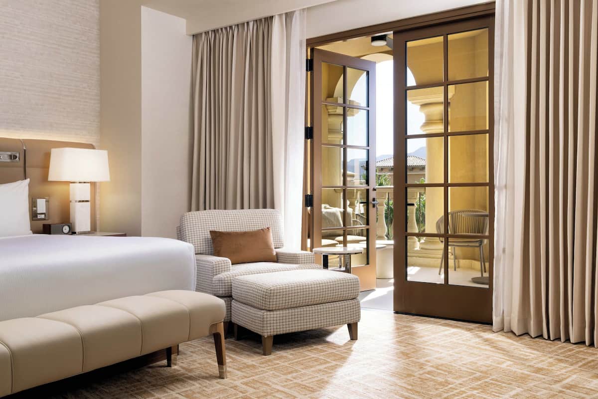 Resort King with Patio - NEWLY REMODELED | Ylelliset vuodevaatteet, pillowtop-patjalliset sängyt