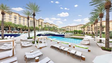 Piscina all'aperto, cabanas (a pagamento), ombrelloni da piscina