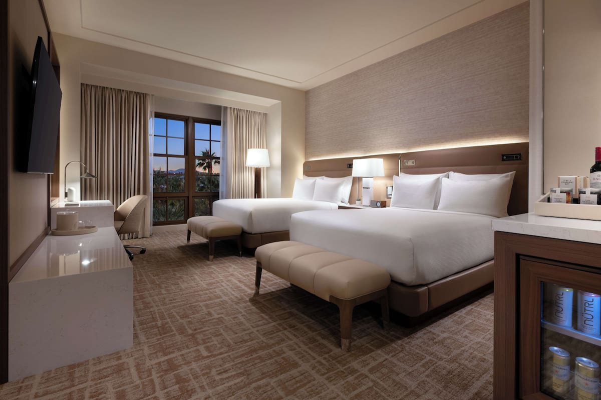 Resort Two Queen - NEWLY REMODELED, NO RESORT FEES | 高級寝具、ピロートップベッド、ミニバー、セーフティボックス (室内)