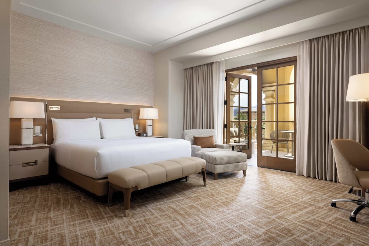 Resort King with Patio - NEWLY REMODELED | Roupas de cama premium, camas com colchões pillow-top