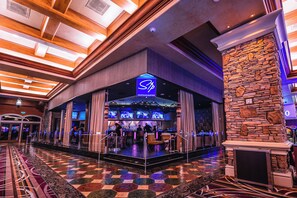 6 bars, bar en bord de piscine