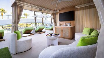 Piscina all'aperto, cabanas (a pagamento), ombrelloni da piscina