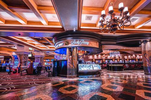 10 restaurants; breakfast, lunch and dinner served