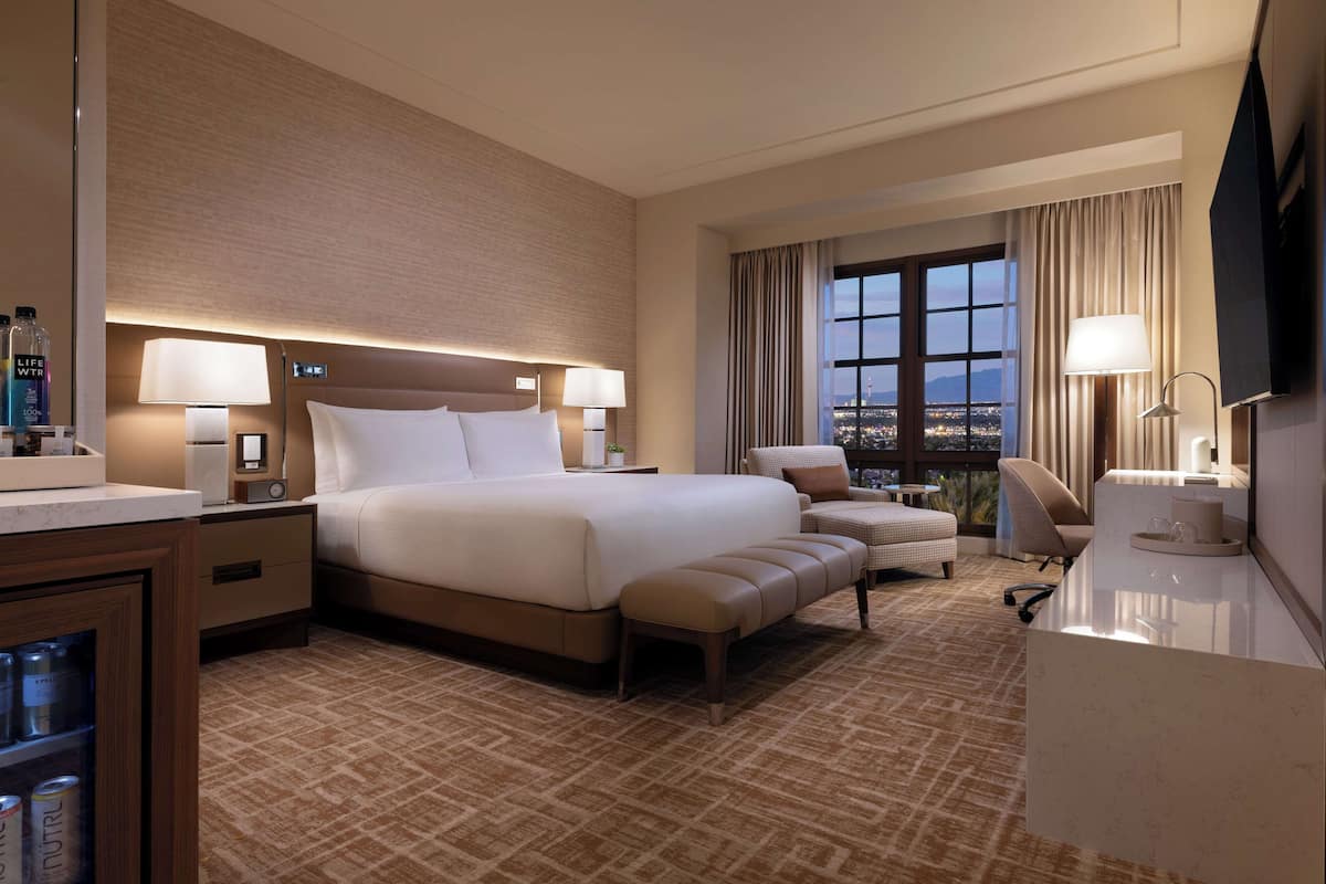 Resort View King - NEWLY REMODELED | Ylelliset vuodevaatteet, pillowtop-patjalliset sängyt