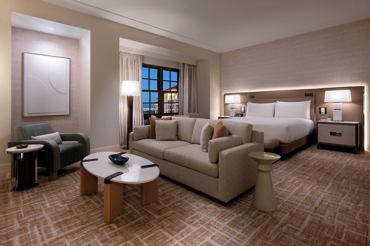 Executive King Suite - NEWLY REMODELED, NO RESORT FEES | 高級寝具、ピロートップベッド、ミニバー、セーフティボックス (室内)