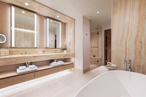 Strip Suite - 2 Bedroom - NEWLY REMODELED | Banheiro | Chuveiro, ducha de hidromassagem, produtos de toalete de grife 