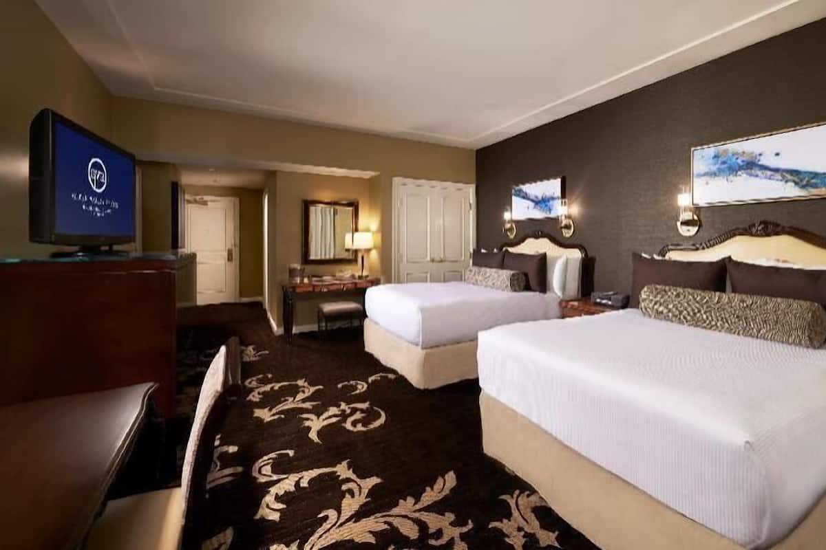 Premium bedding, pillow-top beds, minibar, in-room safe