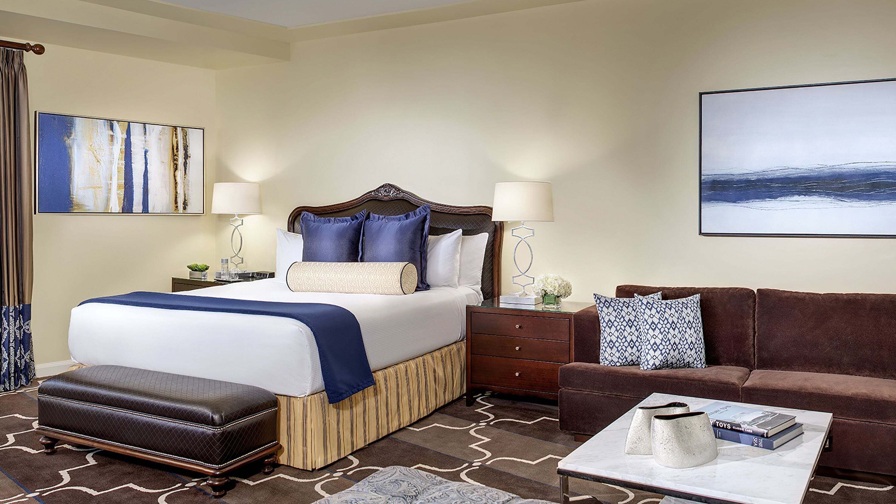 أغطية فراش متميزة وأسرّة بطبقة علوية مريحة وميني بار وخزنة داخل الغرفة