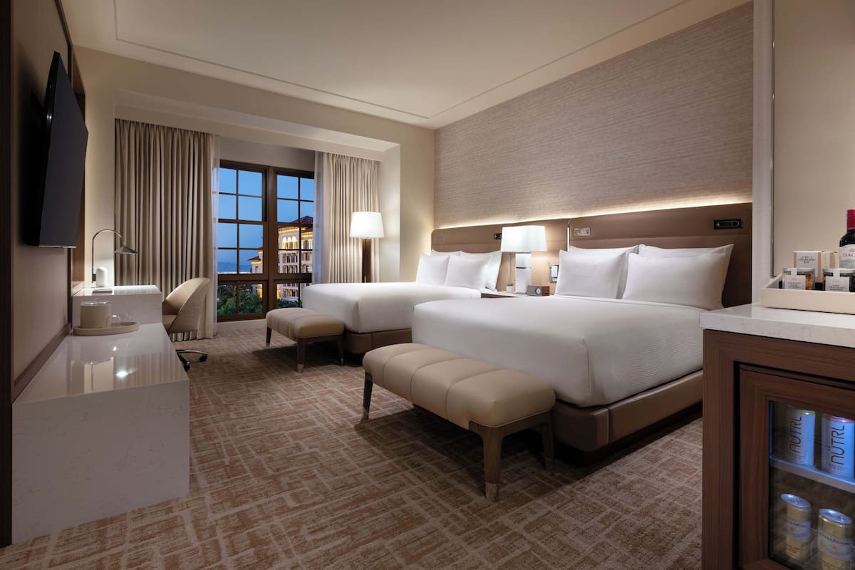 Resort View Two Queen - NEWLY REMODELED | Ylelliset vuodevaatteet, pillowtop-patjalliset sängyt