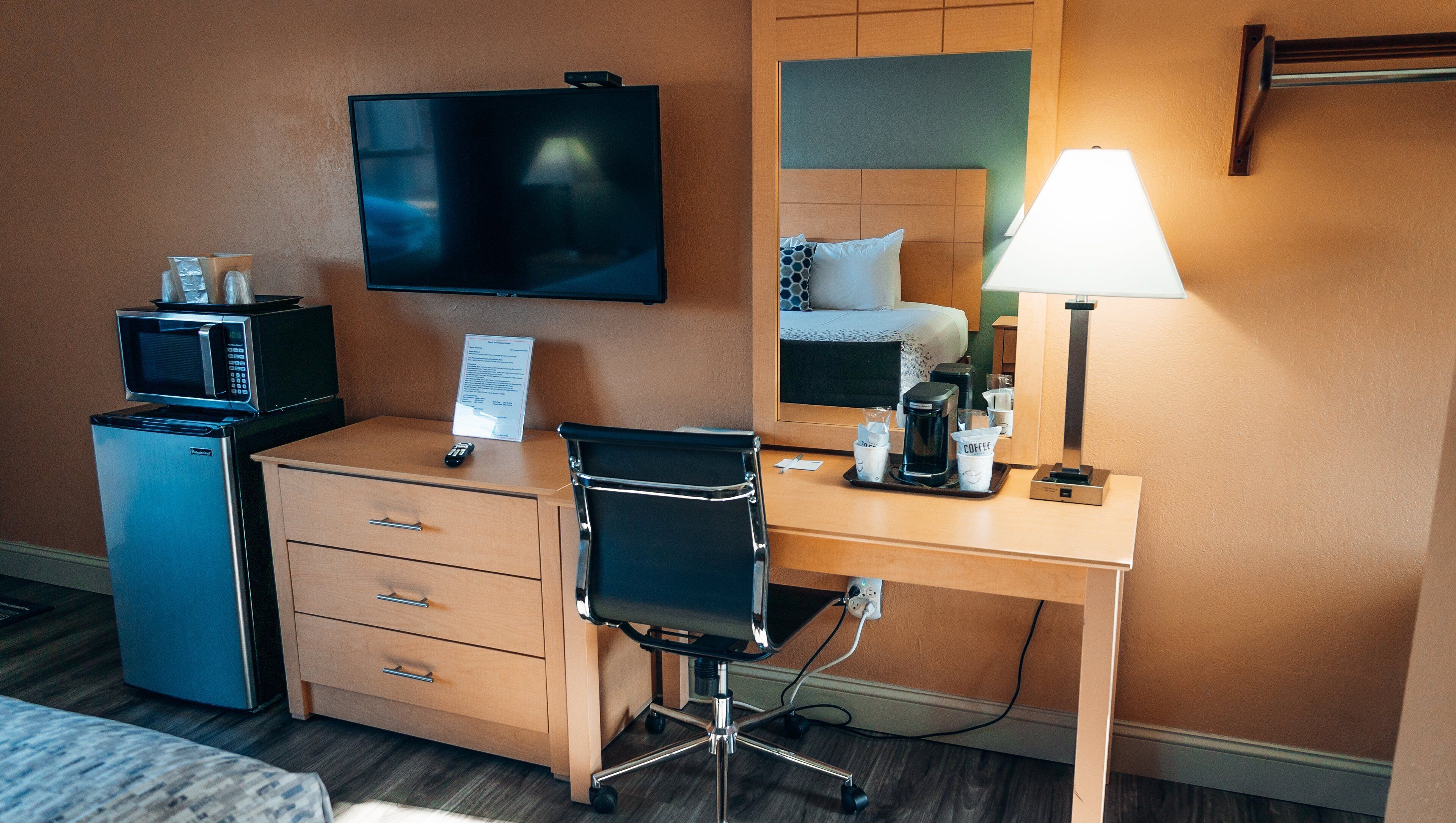 room, 1 queen bed, non smoking | desk, iron/ironing board, rollaway beds, free wifi