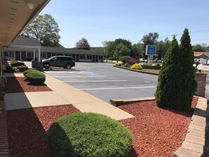 Free self-parking - Quiet Corner Inn (Brooklyn)