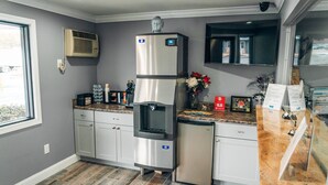 Una cocina moderna con electrodomésticos de acero inoxidable, un dispensador de agua integrado y una encimera de granito.
