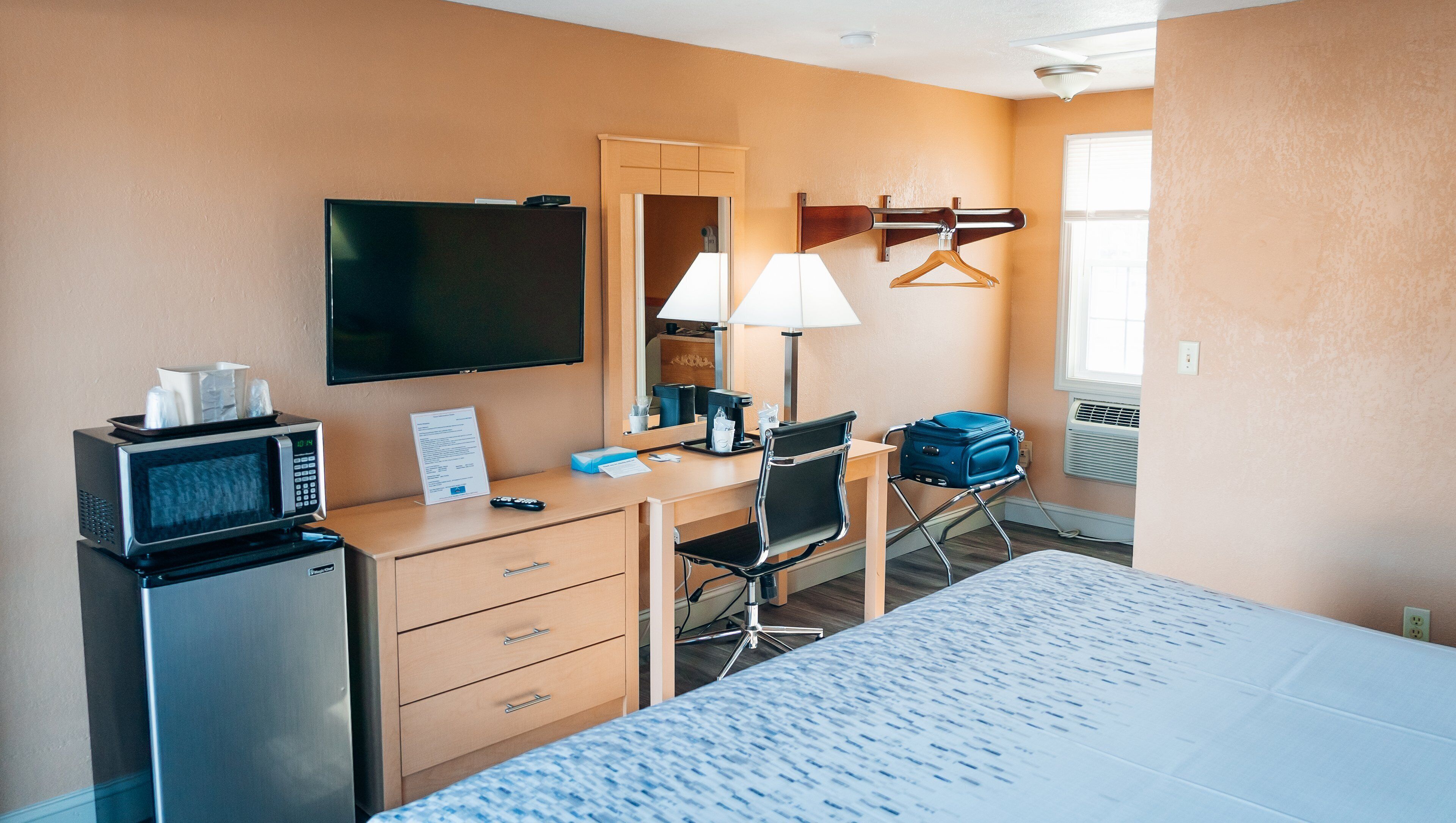 room, 1 queen bed, non smoking | desk, iron/ironing board, rollaway beds, free wifi