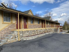 Front of property - Golden Hill Inn Danbury (Danbury)