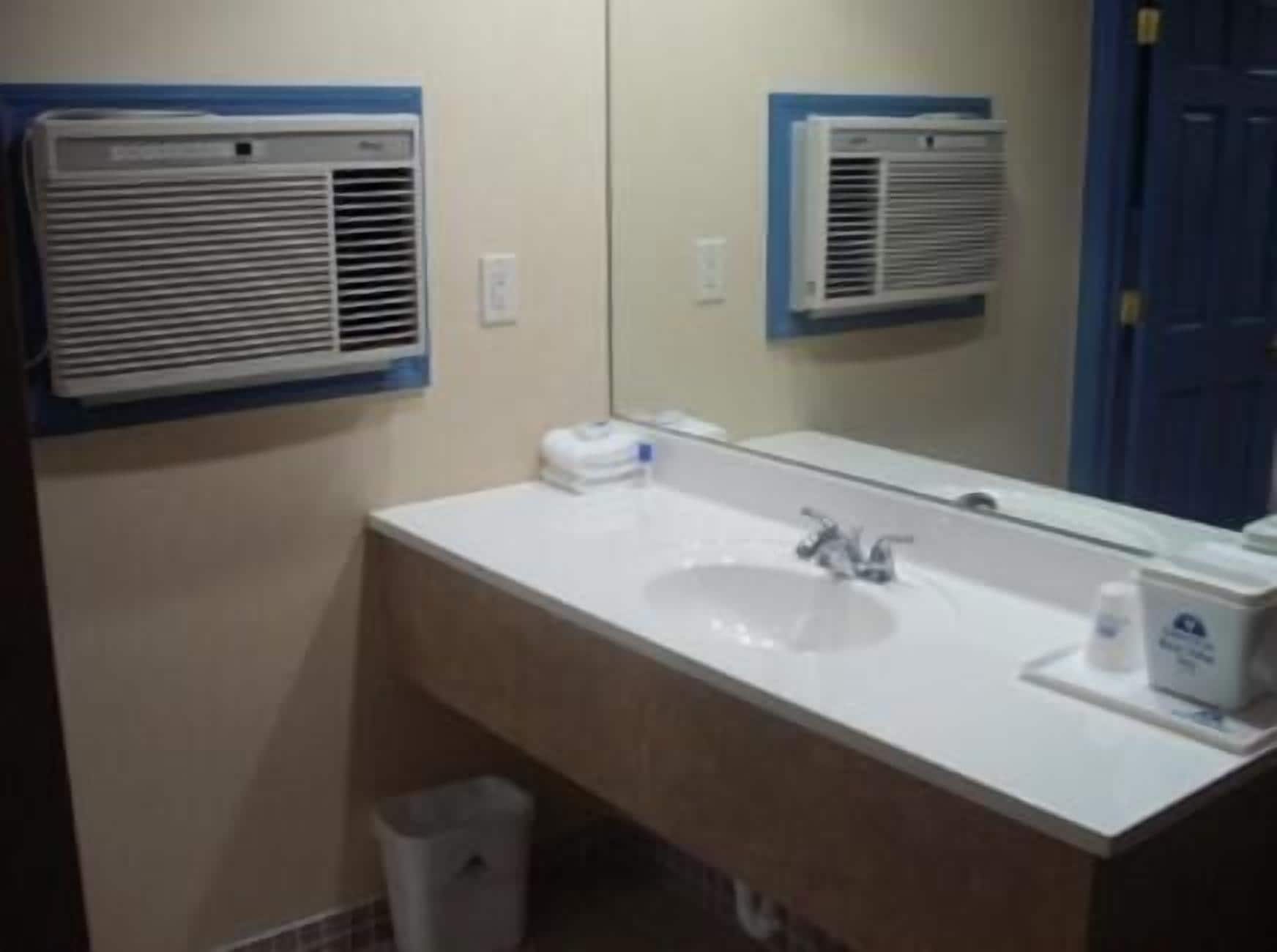 Combined shower/tub, free toiletries, hair dryer