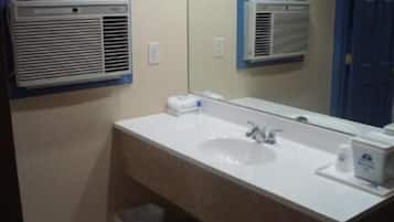 Tina con regadera, amenidades de baño gratuitas, secadora de cabello