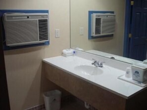 Combined shower/tub, free toiletries, hair dryer