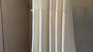 Chambre Standard, 2 lits doubles | Salle de bain | Ensemble baignoire-douche, articles de toilette (gratuits)