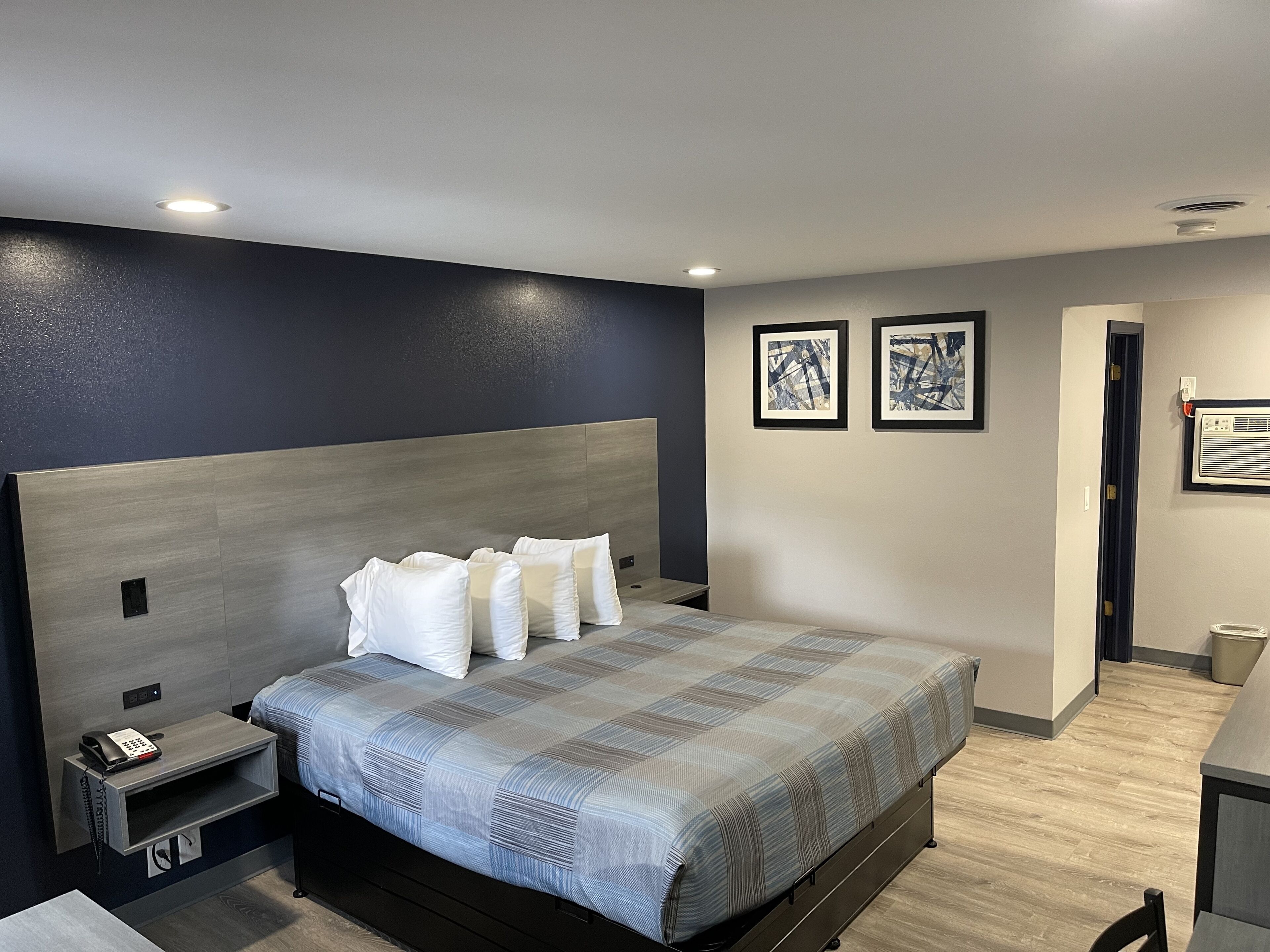 Standard Room, 1 Queen Bed | Desk, free WiFi, bed sheets