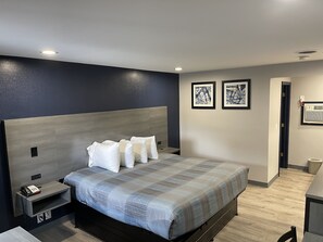 標準客房, 1 張加大雙人床 | 書桌、免費 Wi-Fi、床單