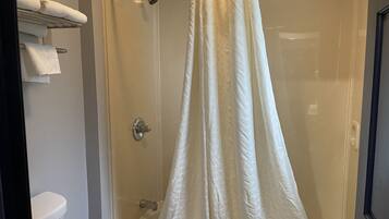 Rom – standard, 1 queensize-seng | Bad | Kombinert dusj/badekar, toalettartikler (inkludert) og hårføner