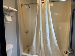 Standard Room, 1 Queen Bed | Bathroom | Combined shower/tub, free toiletries, hair dryer