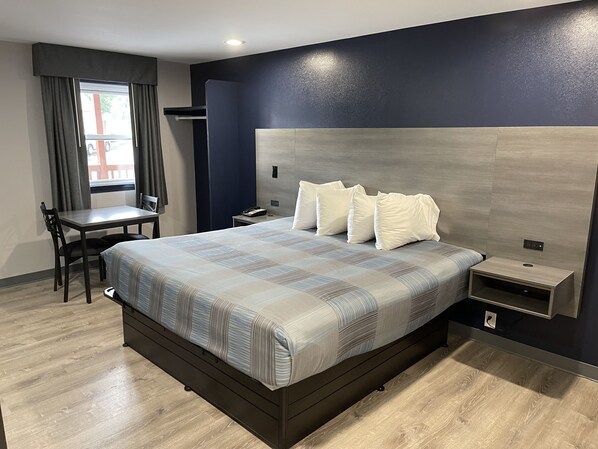 Standard Room, 1 King Bed | 1 bedroom, desk, free WiFi, bed sheets