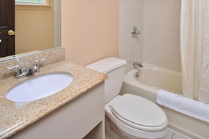 Standard Room, 1 Queen Bed | Bathroom | Combined shower/tub, free toiletries, hair dryer