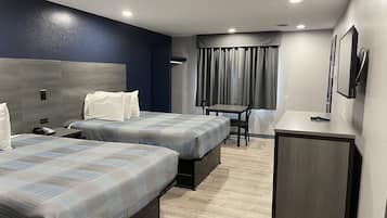 Habitación estándar, 2 camas dobles | Escritorio, wifi gratis, ropa de cama