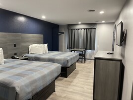 Escritorio, wifi gratis y ropa de cama 