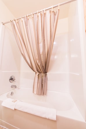 Bathroom shower - Hiawatha Lodge Inn (Eagle River)