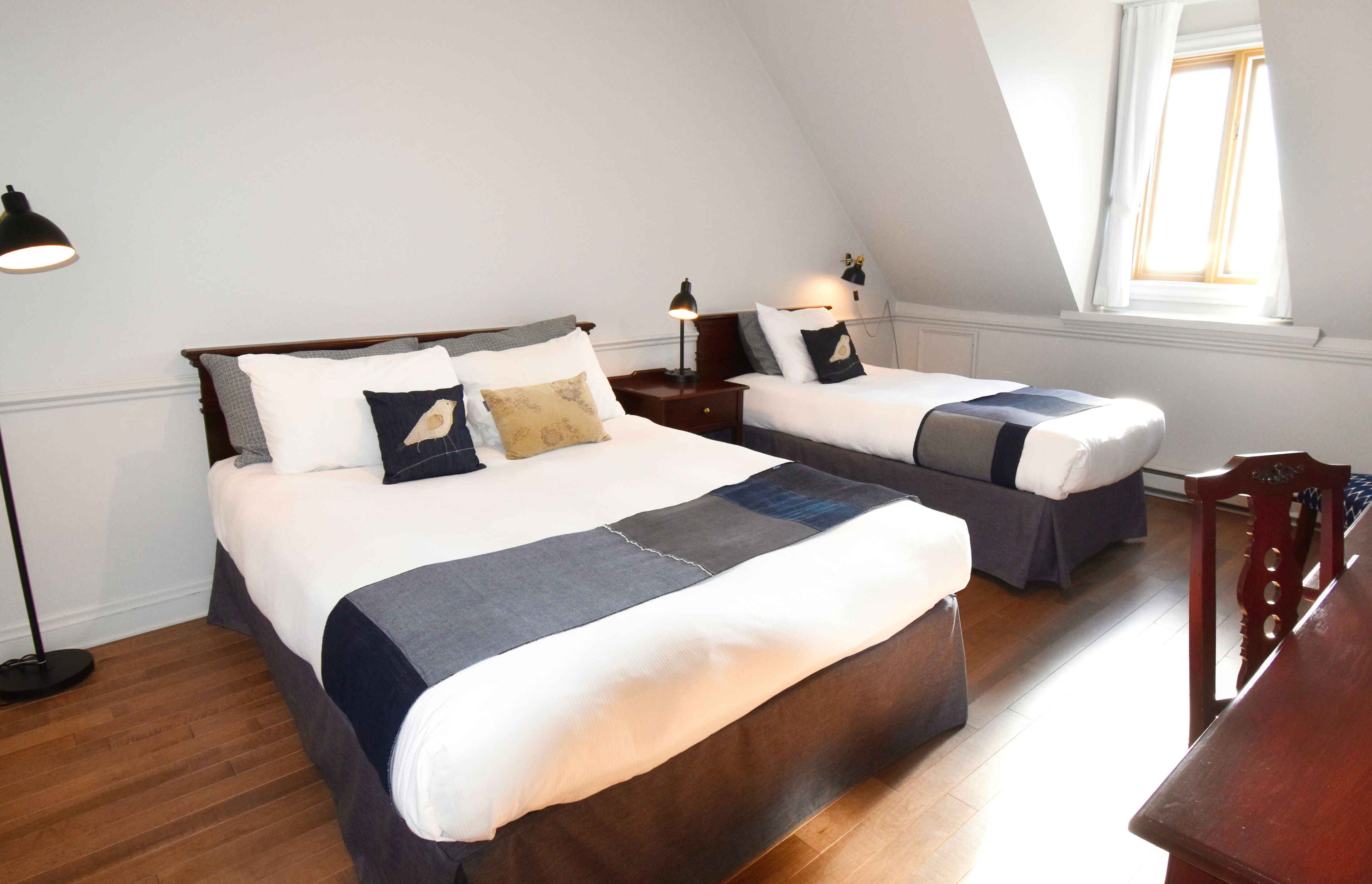 Literie hypoallergénique, rideaux occultants, chambres insonorisées