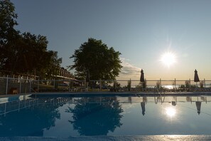 Außenpool, Sonnenschirme