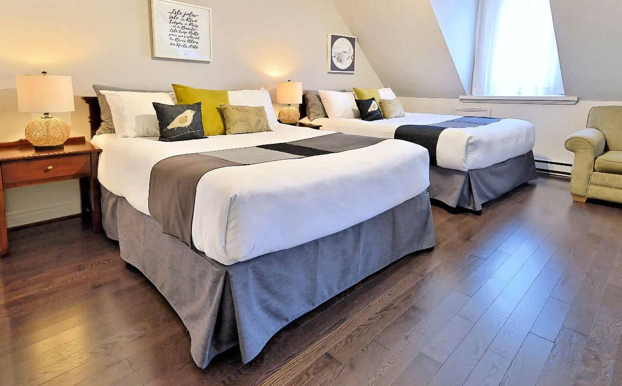 Literie hypoallergénique, rideaux occultants, chambres insonorisées