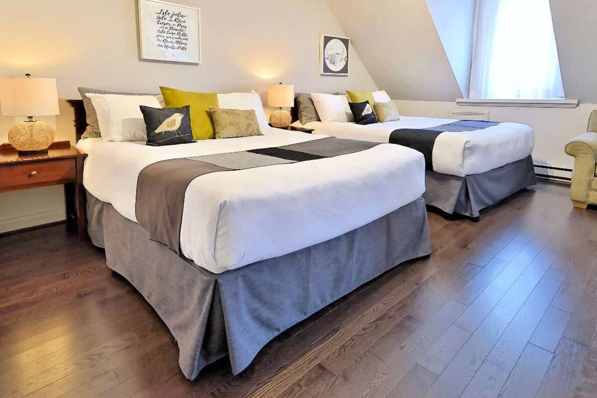 Vierpersoonskamer, 2 queensize bedden, uitzicht op zee | Hypoallergeen beddengoed, verduisterende gordijnen, geluiddichte muren