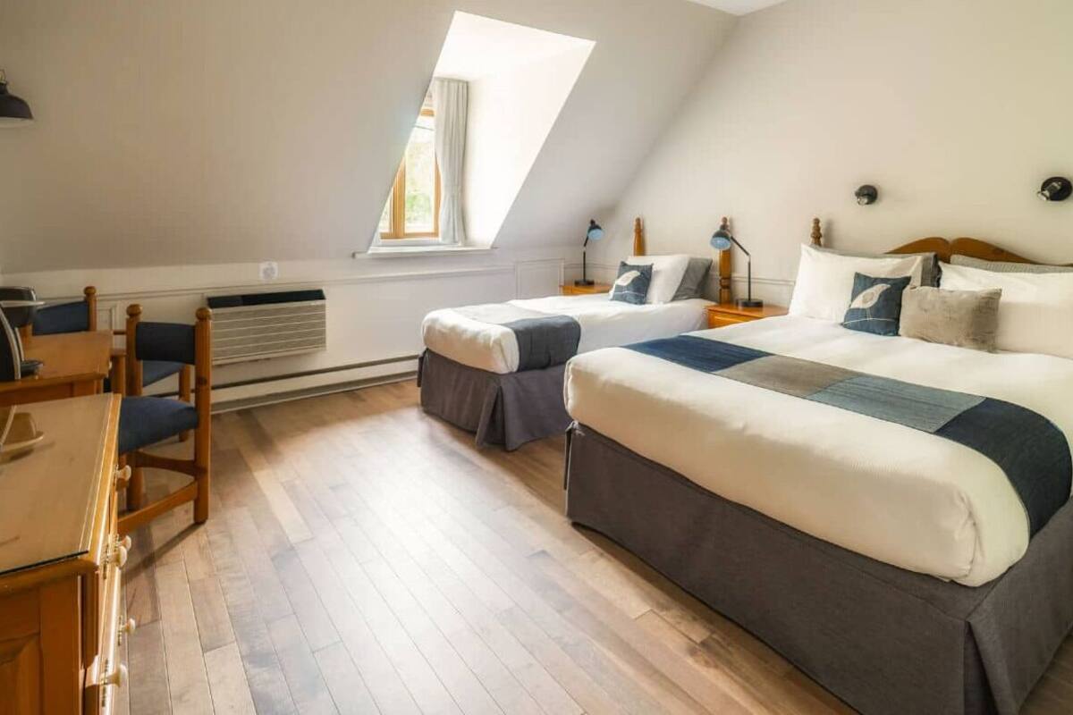 Driepersoonskamer, uitzicht op tuin | Hypoallergeen beddengoed, verduisterende gordijnen, geluiddichte muren