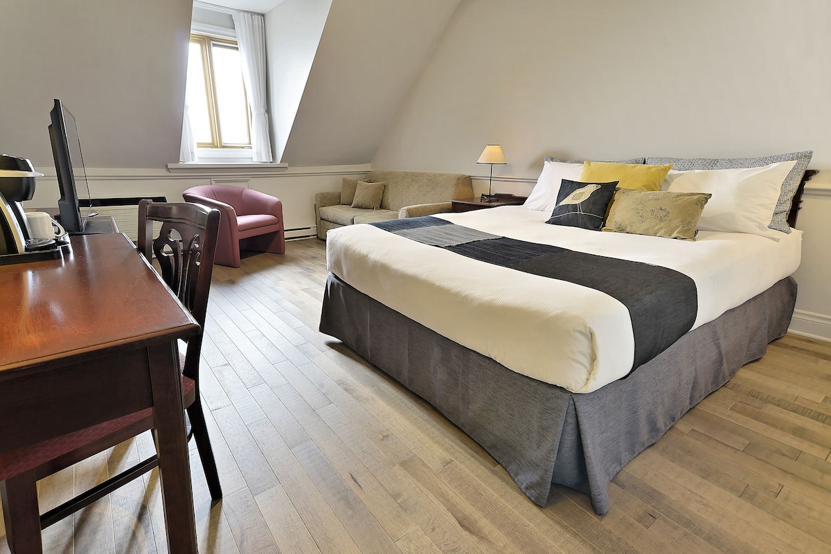 Standaard kamer | Hypoallergeen beddengoed, een bureau, verduisterende gordijnen