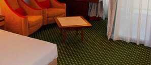 Hypo-allergenic bedding, down duvets, in-room safe, soundproofing