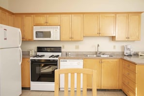 Chambre, 2 chambres, 2 salles de bains | Cuisine privée | Micro-ondes, lave-vaisselle, cafetière/bouilloire