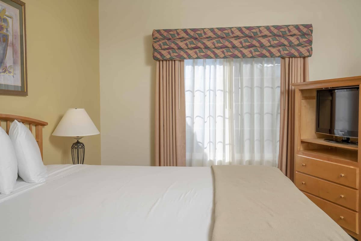 Room, 2 Bedrooms, 2 Bathrooms | 1 bedroom, iron/ironing board, bed sheets