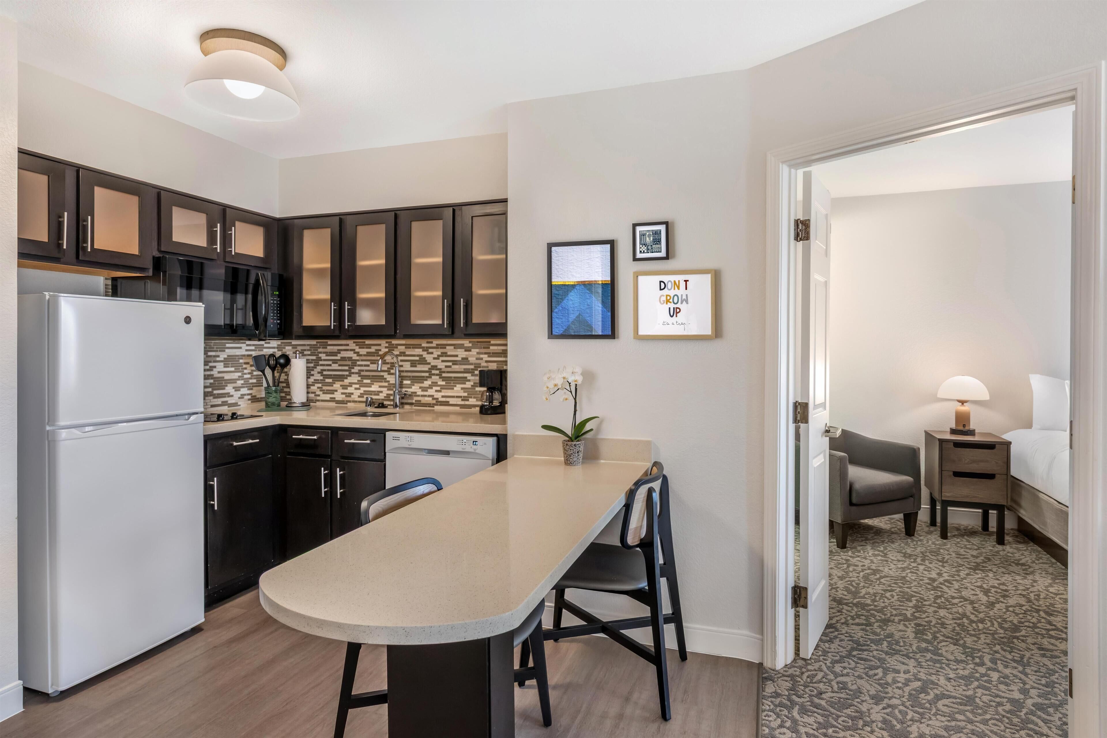 Full-size fridge, microwave, stovetop, dishwasher