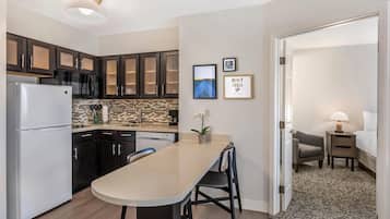 Full-size fridge, microwave, stovetop, dishwasher