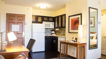 Refrigerador con freezer, microondas, placa de cocina, lavavajillas