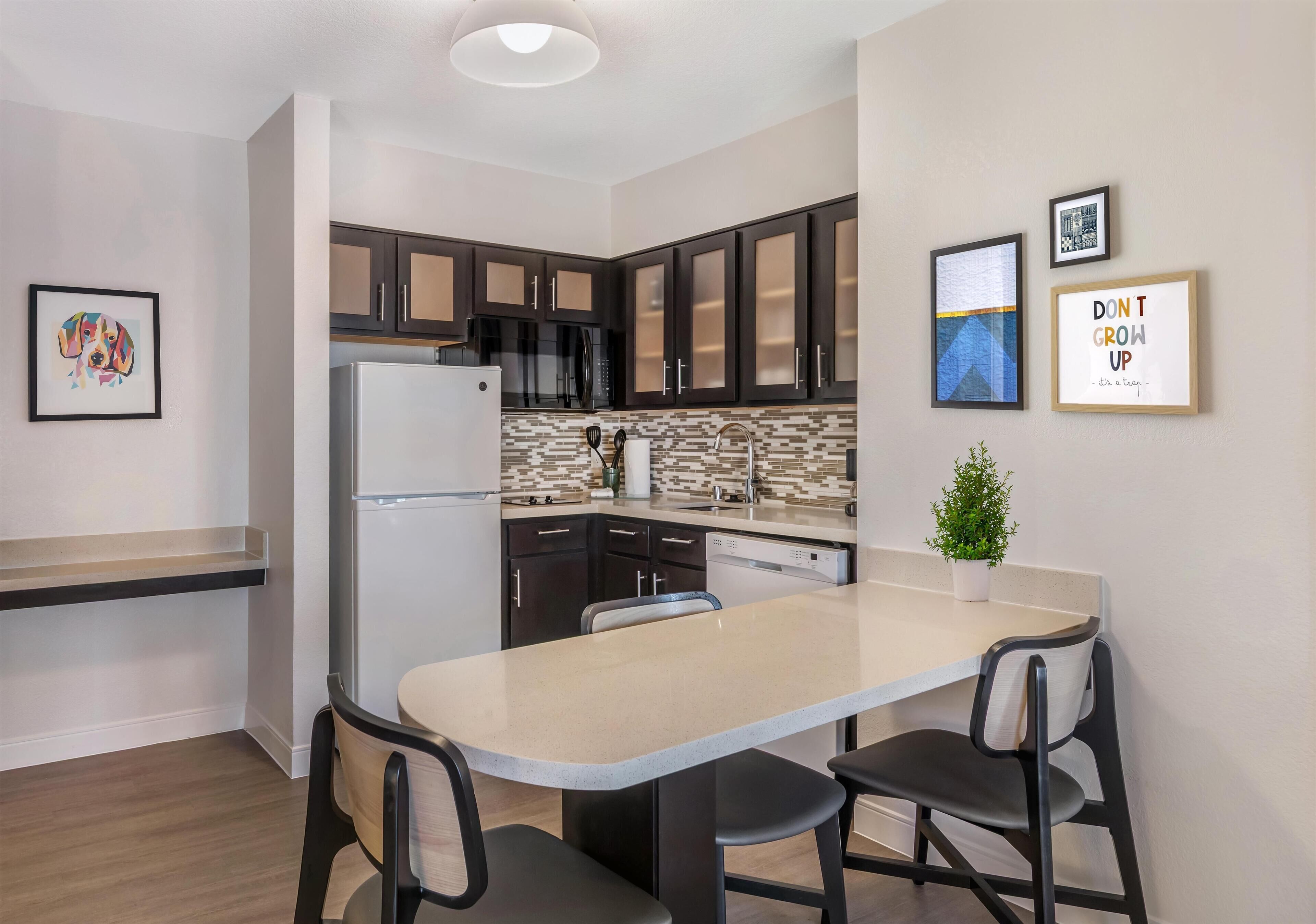 Suite, 1 Queen Bed with Sofa bed, Accessible (Mobility Tub One Bedroom) | Private kitchenette