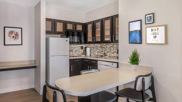Suite, 1 cama Queen size y sofá cama (Mobility Tub One Bedroom) | Cocineta privada | Refrigerador con congelador, microondas y parrilla de estufa