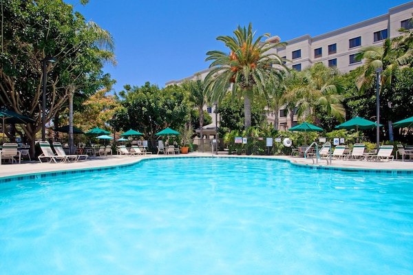 Kolam renang outdoor, dengan kursi berjemur