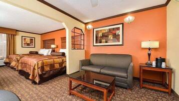 Suite, 2 queensize bedden, niet-roken, koelkast en magnetron (with Sofabed) | Pillowtop-bedden, een bureau, een strijkplank/strijkijzer, gratis wifi