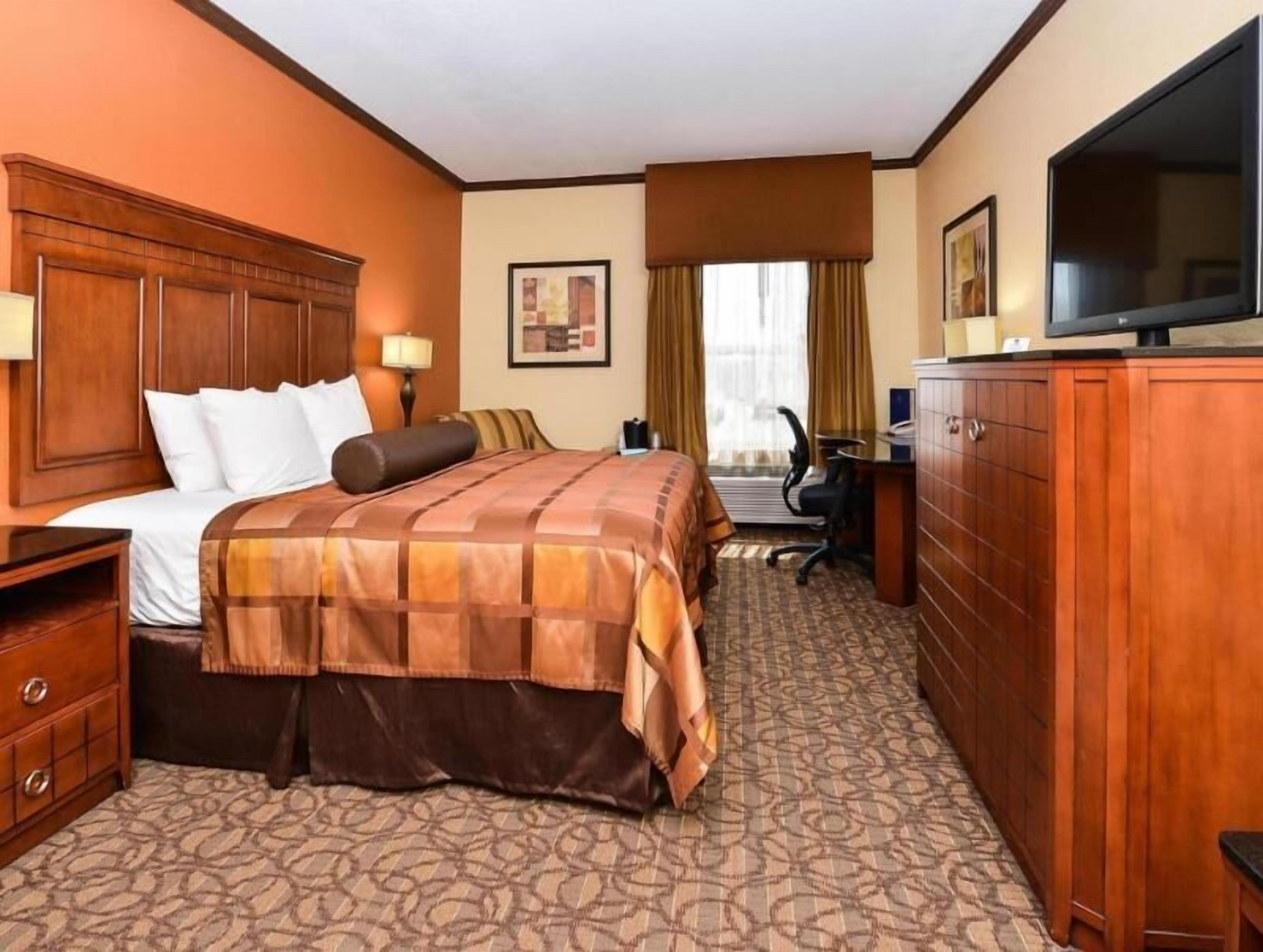 Nệm có lớp đệm bông, bàn, bàn ủi/dụng cụ ủi quần áo 