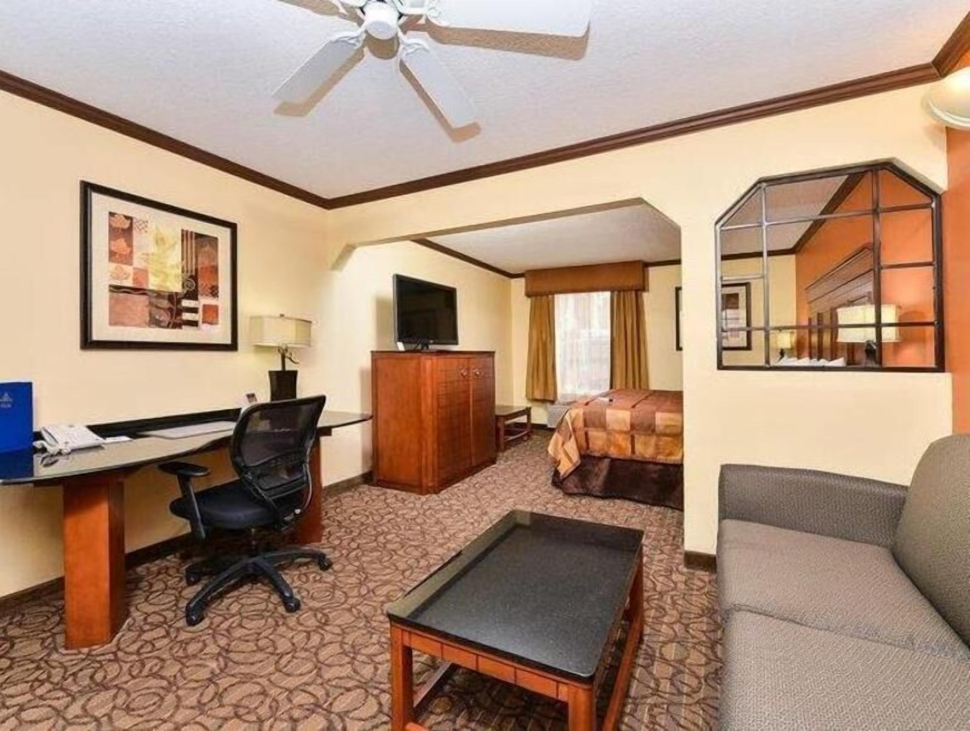 Nệm có lớp đệm bông, bàn, bàn ủi/dụng cụ ủi quần áo 